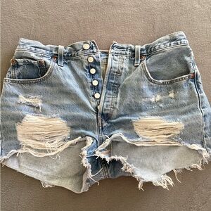 Levi’s 501 button fly shorts -SZ 32
Inseam 2”
Waist 16”